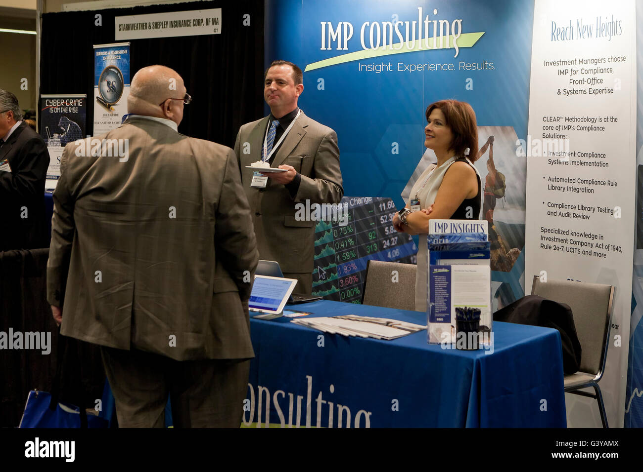 IMP Consulting Vertreter sprechen mit einem Forscher in einem Geschäft Expo - USA Stockfoto