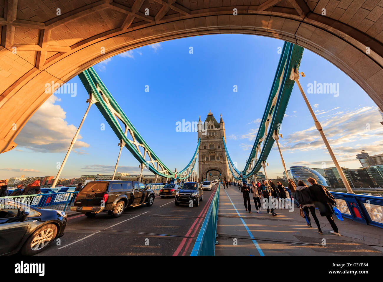 London, APR 17: Die berühmte Tower Bridge von London um Sonnenuntergang Zeit am 17. April 2016 in London Stockfoto