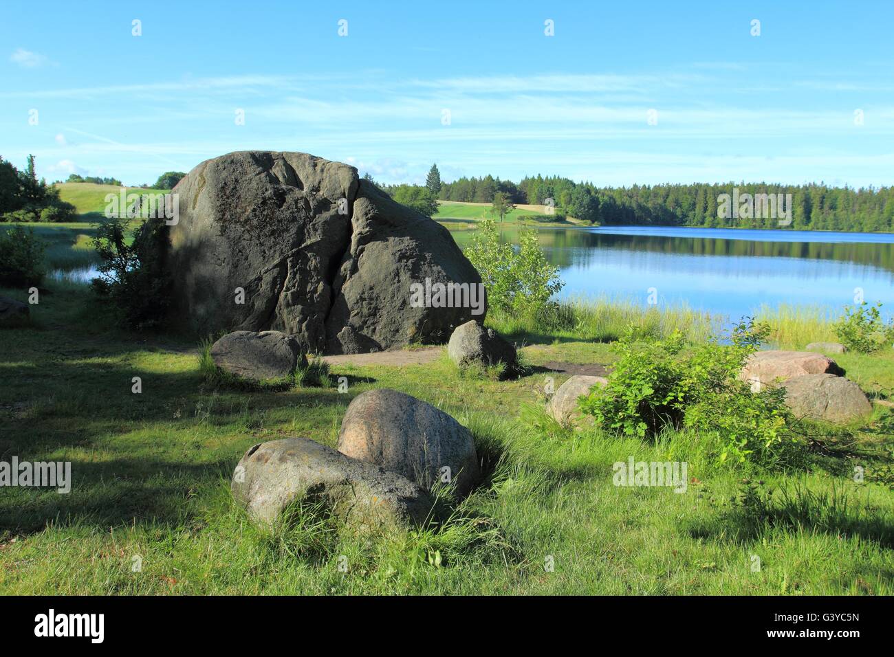 Findlinge am Kamienne See im kaschubischen Region, Polen Stockfoto