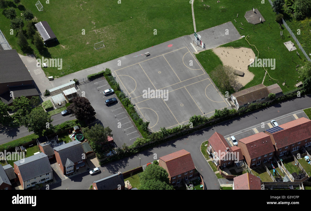 Luftaufnahme von einer Schule Spielplatz, England, UK Stockfoto