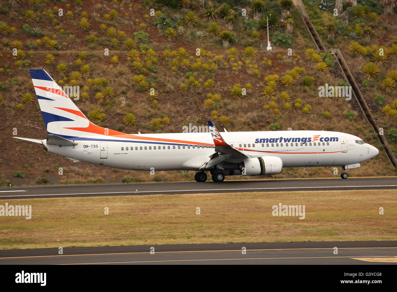 Smart Wings Boeing 737-800(WL) OM-TSG Ankunft am Flughafen von Funchal, Madeira, Portugal Stockfoto