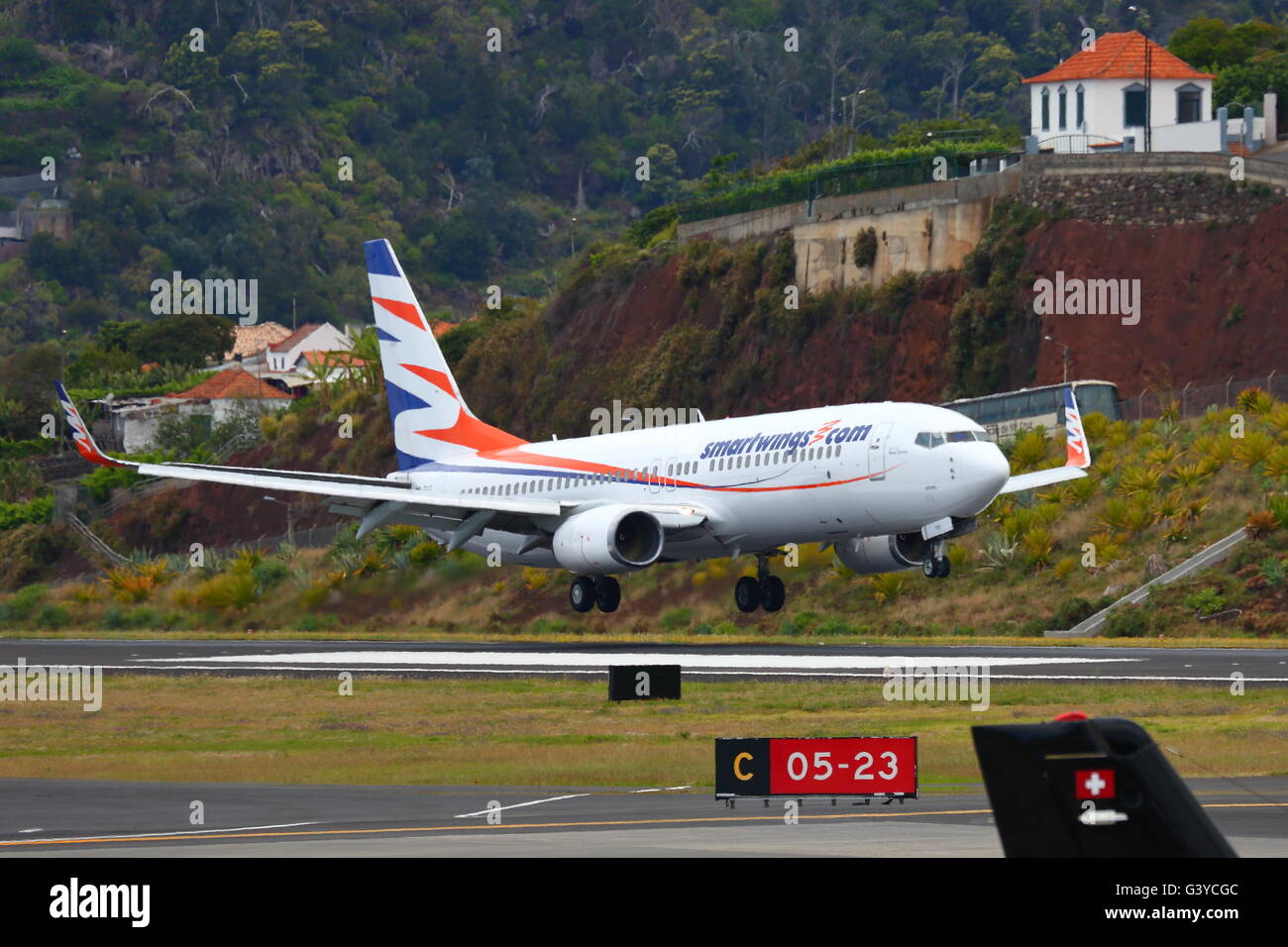 Smart Wings Boeing 737-800(WL) OM-TSG landet auf dem Flughafen von Funchal, Madeira, Portugal Stockfoto