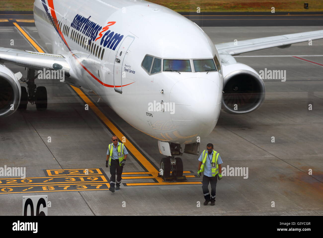 Smart Wings Boeing 737-800(WL) OM-TSG am Gate am Flughafen von Funchal, Madeira, Portugal Stockfoto
