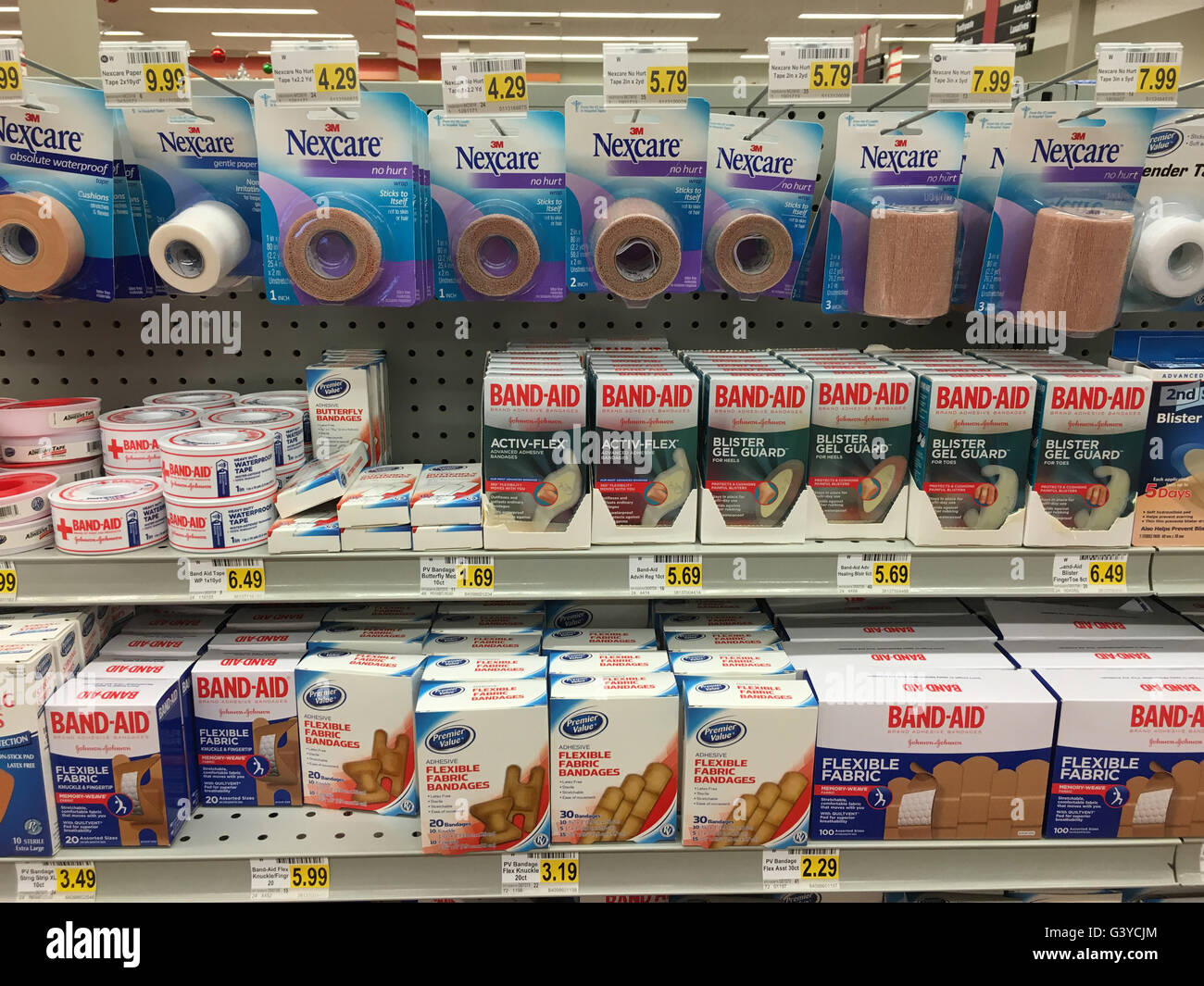 Anzeige von Bandagen für Verkauf in Apotheke, USA Stockfoto