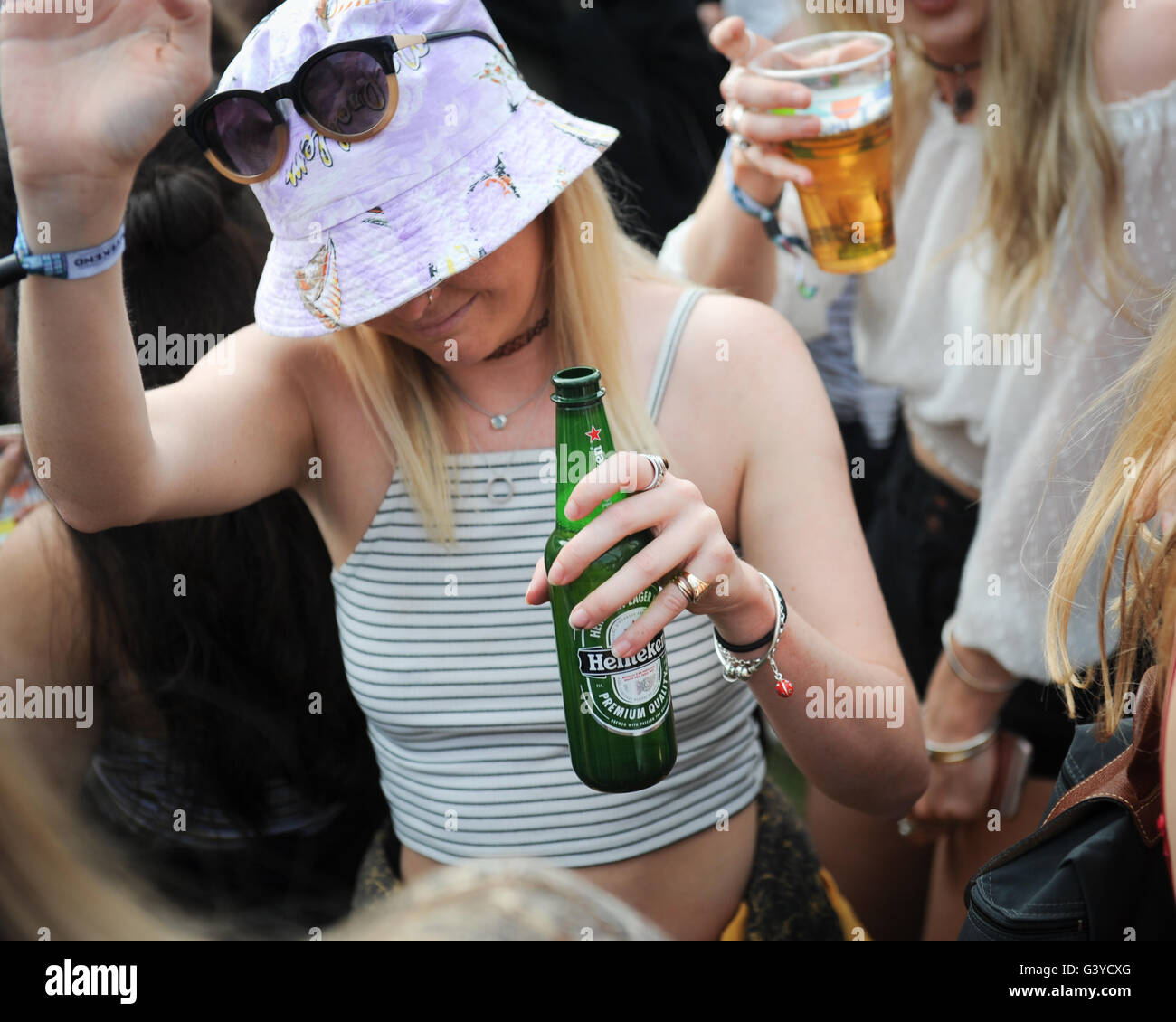 Teenager Mädchen tanzen, trinken und Rauchen beim Musikfestival Stockfoto