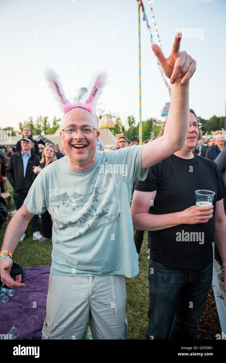Applying Glatzkopf in dumme Kopfbedeckungen "Dad dancing", Public Enemy beim Musikfestival, Oxford UK Stockfoto