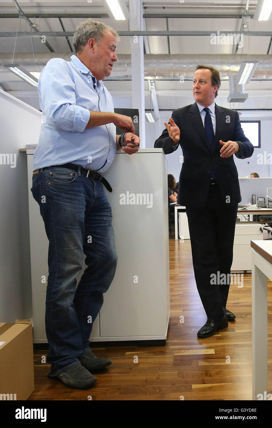 Premierminister David Cameron trifft Jeremy Clarkson bei einem EU-bezogenen Besuch in W. Hüfte & Sons Ltd TV-Studio im Westen von London. Stockfoto