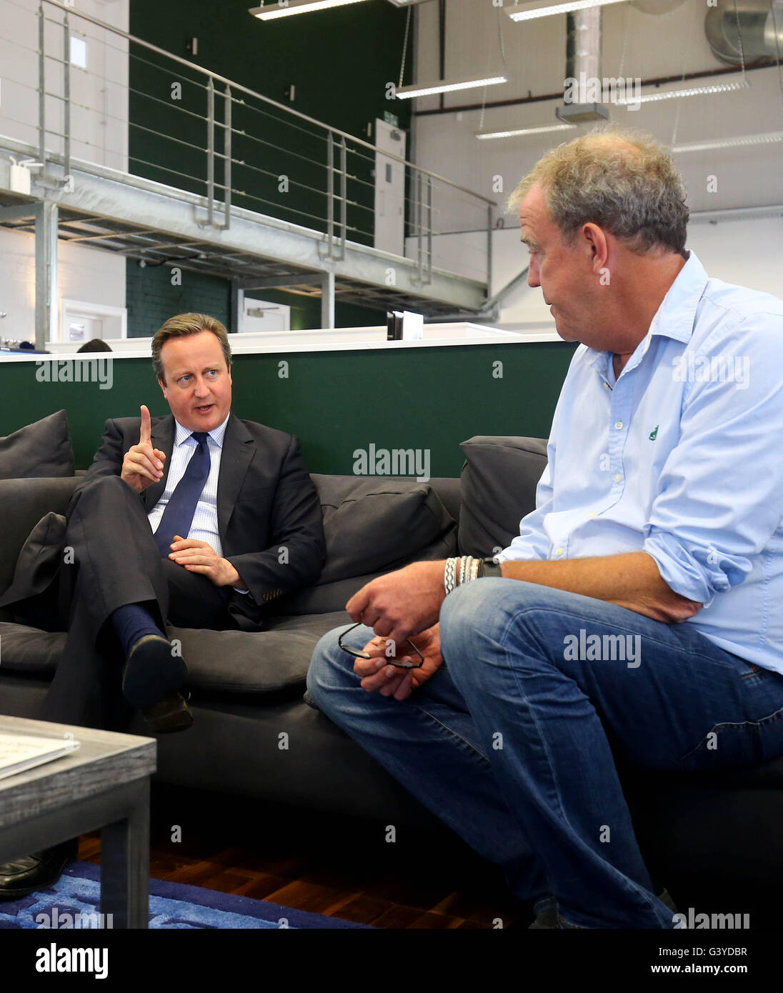 Premierminister David Cameron trifft Jeremy Clarkson bei einem EU-bezogenen Besuch in W. Hüfte & Sons Ltd TV-Studio im Westen von London. Stockfoto