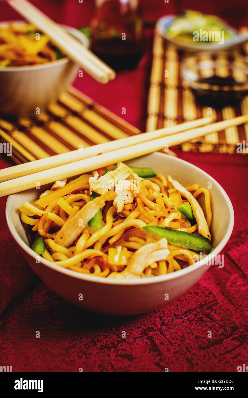 Traditionelle asiatische Küche chinesische Nudeln mit Hühnerfleisch und Gemüse Stockfoto