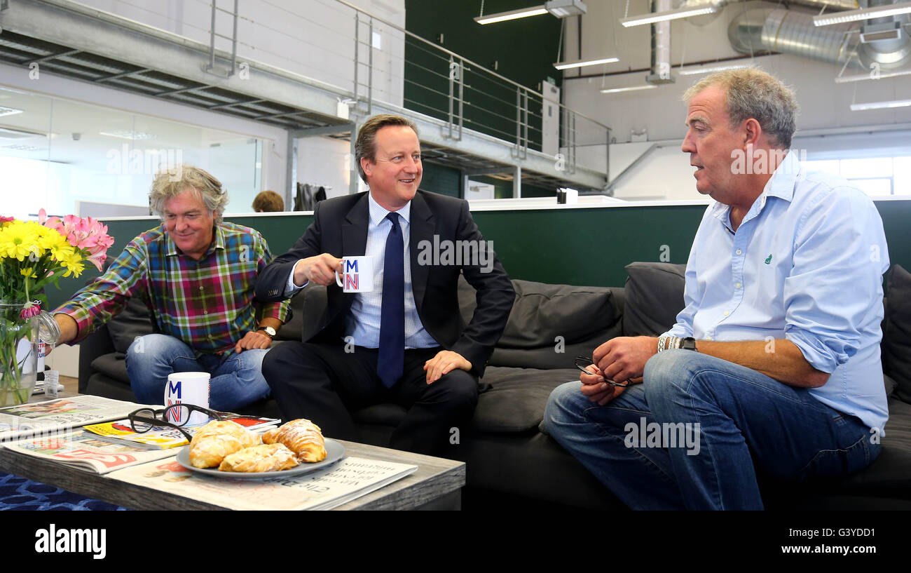 Premierminister David Cameron trifft Jeremy Clarkson und James kann bei einer EU-bezogenen Besuch in W. Hüfte & Sons Ltd TV-Studio im Westen von London. Stockfoto