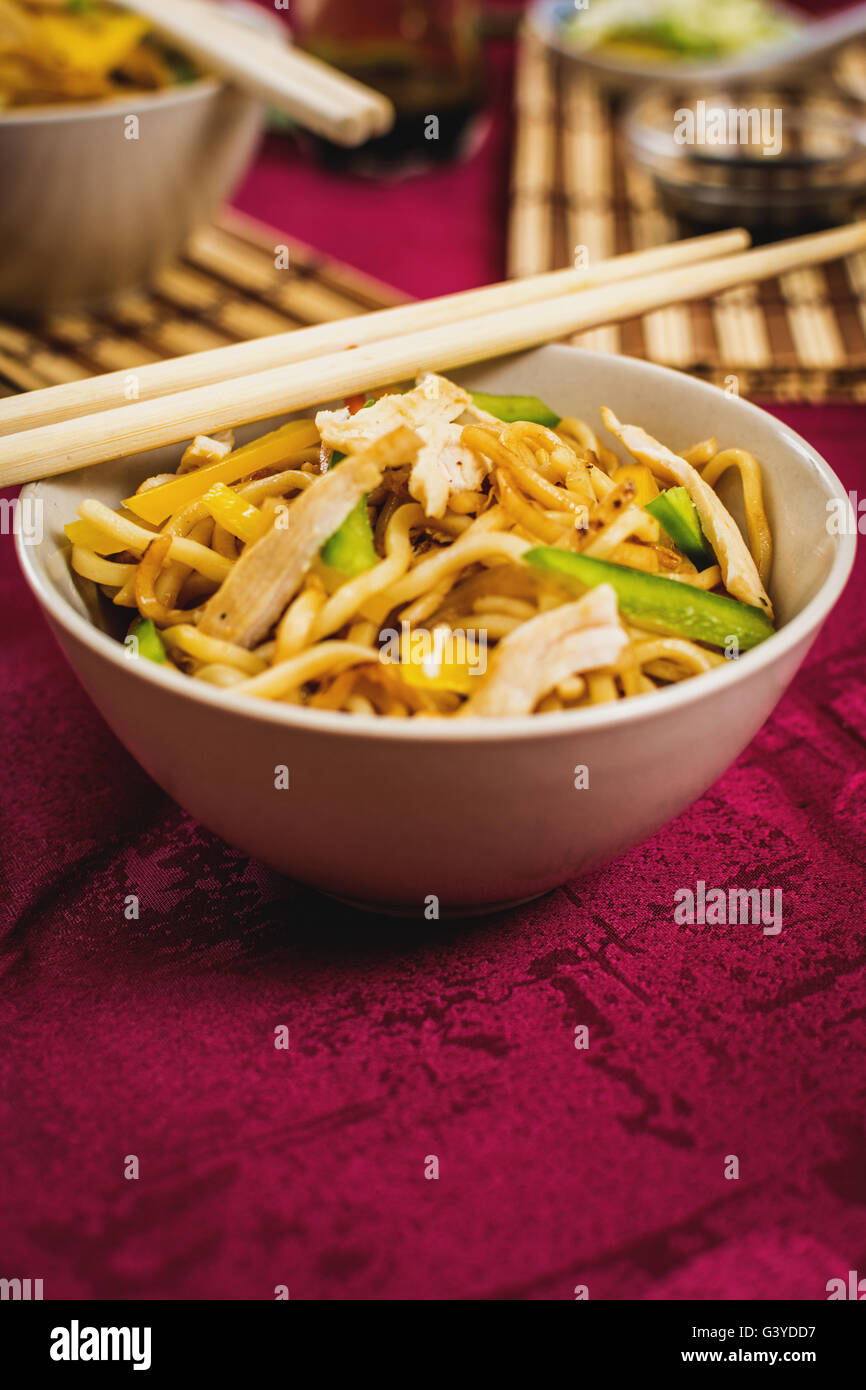 Traditionelle asiatische Küche chinesische Nudeln mit Hühnerfleisch und Gemüse Stockfoto