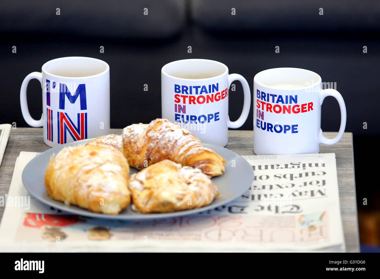 Croissants und "Ich bin" Becher auf einem Tisch in einem EU-bezogenen Besuch von Premierminister David Cameron W. Hüfte & Sons Ltd TV-Studio im Westen von London, wo er Jeremy Clarkson und James May traf. Stockfoto