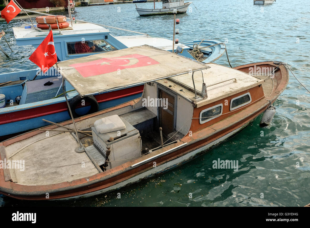 Angelboote/Fischerboote ruhen in den Bosporus, Istanbul, die türkische Flagge Stockfoto