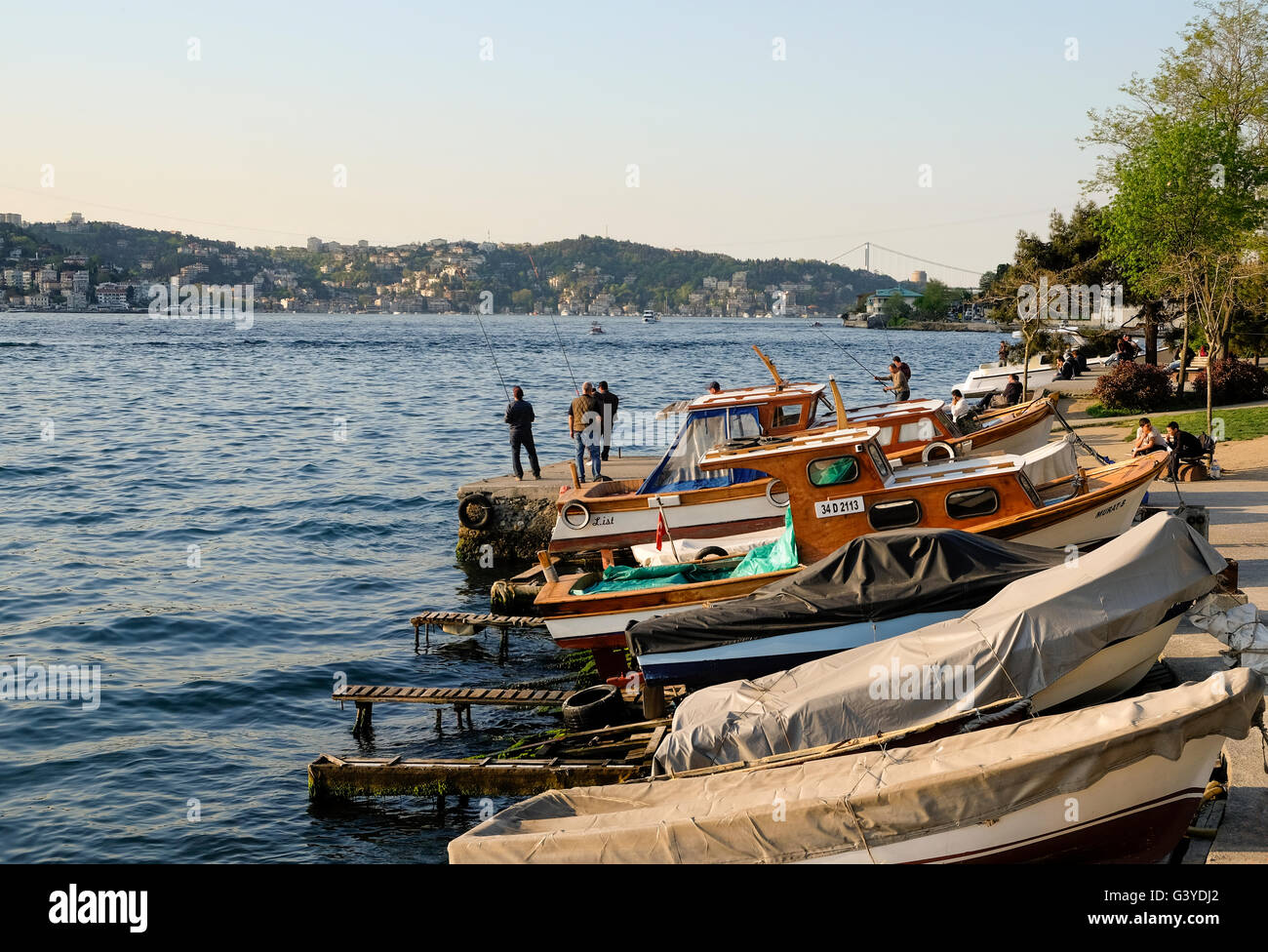 Mann aus dem Bosporus in Istanbul mit Booten Angeln Stockfoto