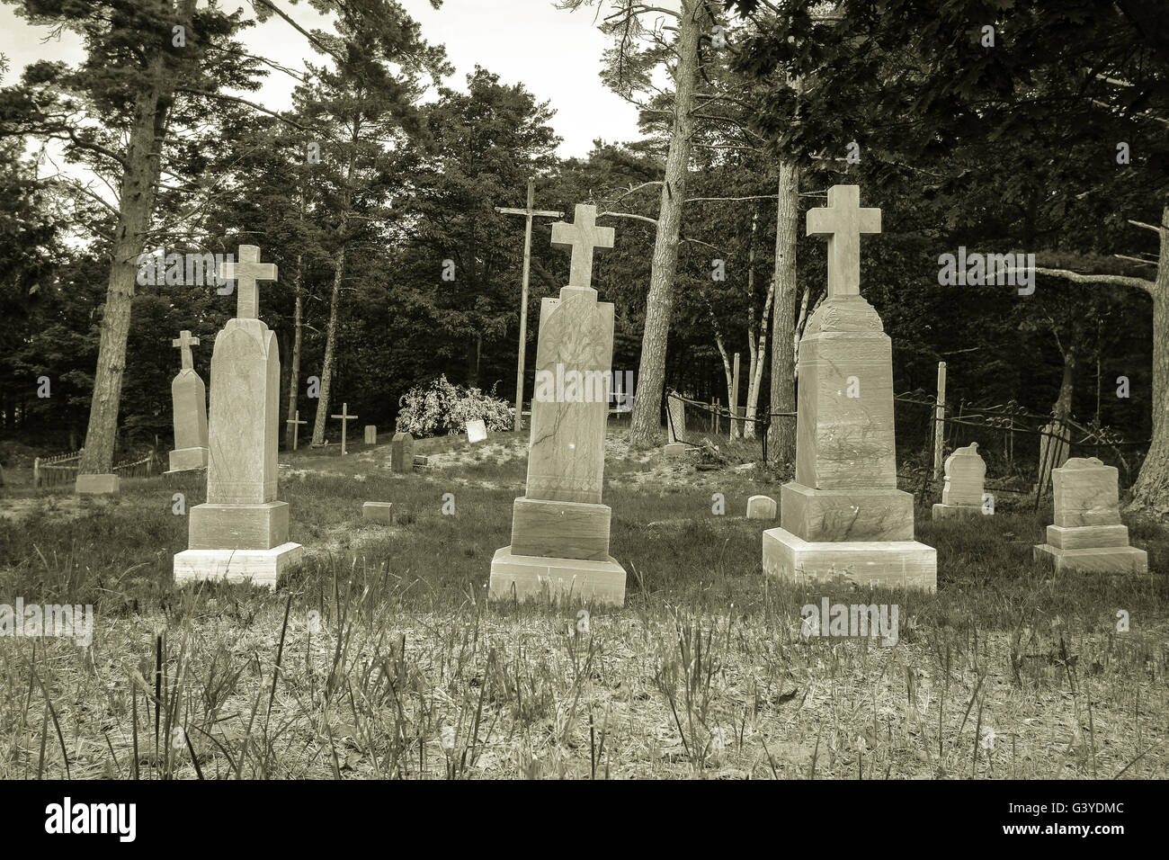 Spukfriedhof mit Grabsteinen und Kreuz. Stockfoto