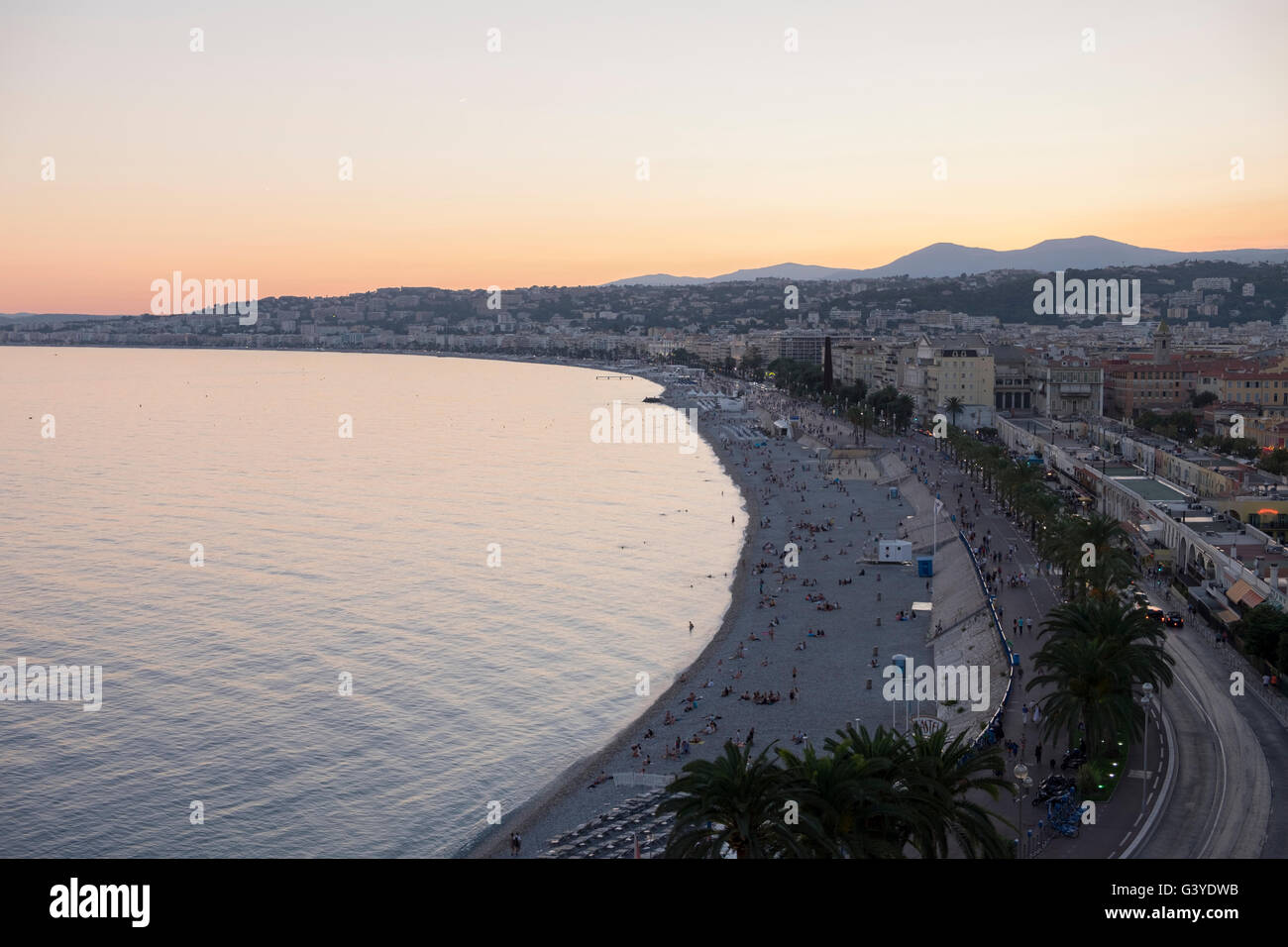 Blick auf Nizza Promenade des Anglais aus der Colline du Château (Schlossberg) in der Dämmerung. Bucht der Engel Stockfoto