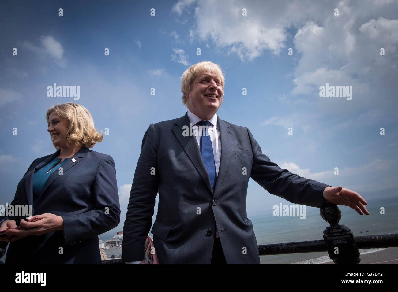 Boris Johnson MP und Verteidigung minister Penny Mordaunt in Cromer, Norfolk, wo er im Auftrag der EU-Abstimmung verlassen Kampagne einsetzt. Stockfoto