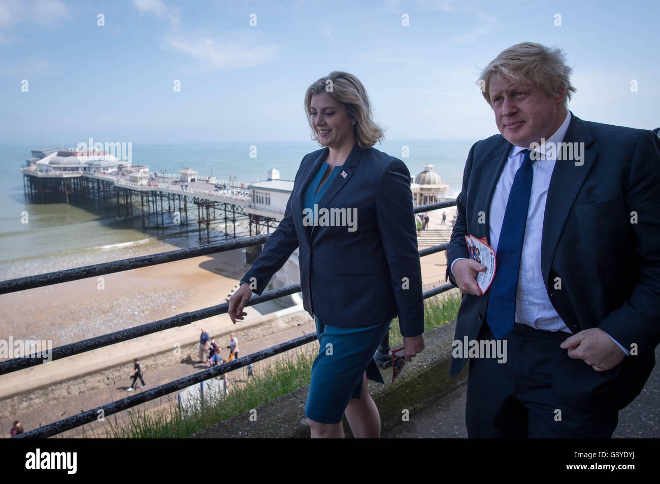 Boris Johnson MP und Verteidigung minister Penny Mordaunt in Cromer, Norfolk, wo er im Auftrag der EU-Abstimmung verlassen Kampagne einsetzt. Stockfoto