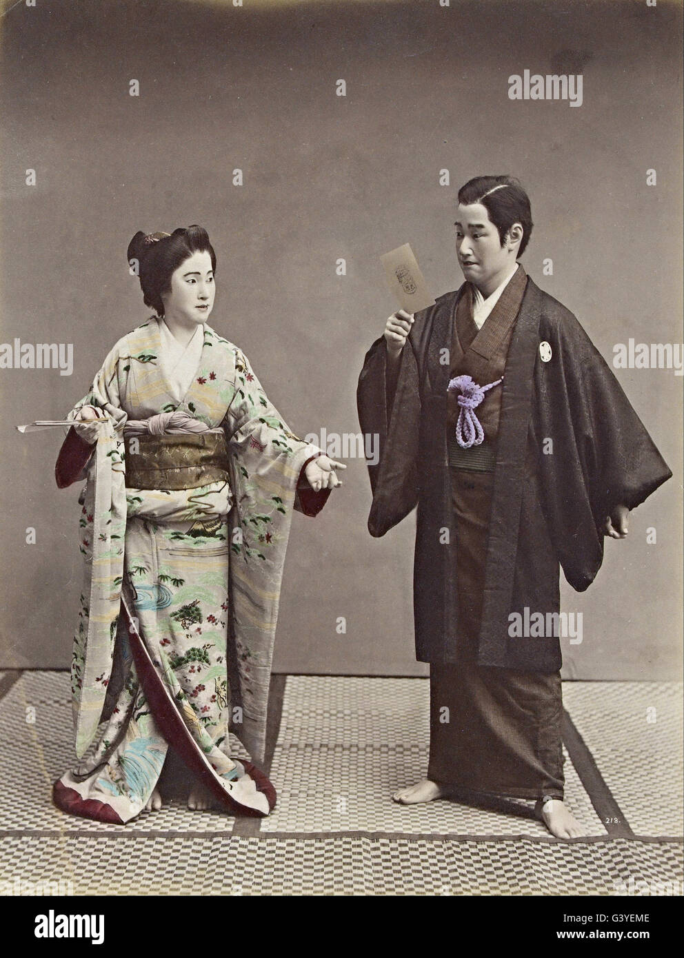 Kusakabe Kimbei - ohne Titel (Paar mit einem Kabinett Foto und Geist im Hintergrund) Stockfoto