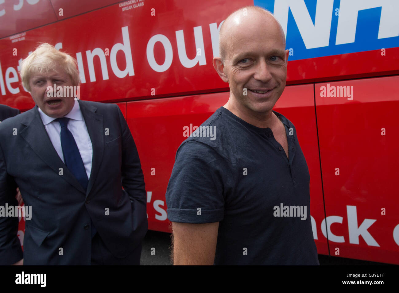 Boris Johnson MP gesellt sich ehemalige Berater von Premierminister David Cameron, Steve Hilton in Norwich, Norfolk, wo er im Auftrag der EU-Abstimmung verlassen Kampagne einsetzt. Stockfoto
