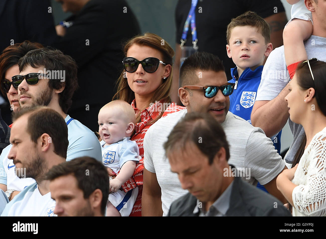 Coleen Rooney (links) und Kai Rooney auf der Tribüne während der UEFA Euro 2016, Gruppe B Spiel im Stade Felix Bollaert-Delelis, Objektiv. Stockfoto