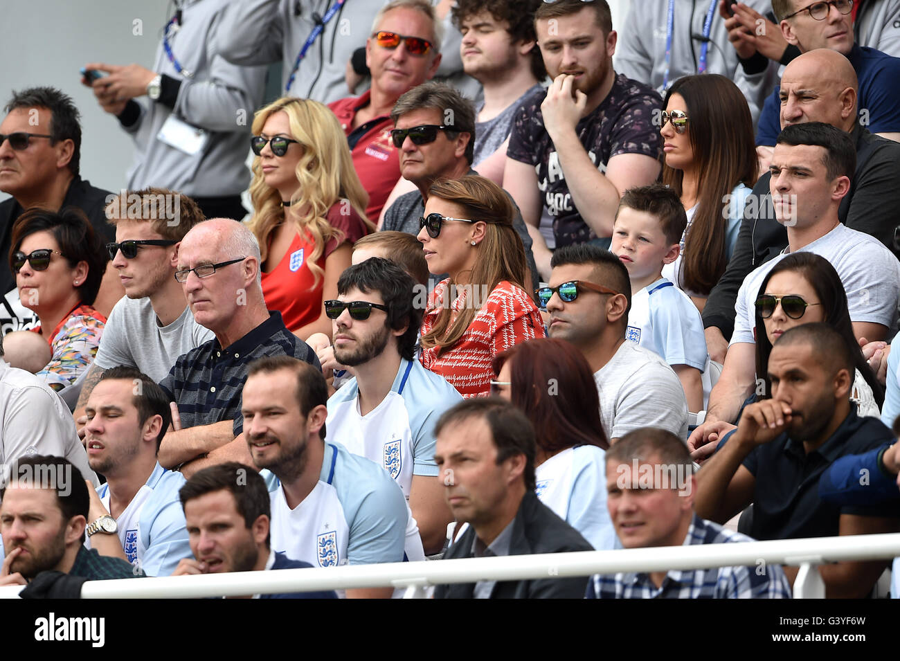 Coleen Rooney (Mitte) Uhren von der Tribüne während der UEFA Euro 2016, Gruppe B Spiel im Stade Felix Bollaert-Delelis, Objektiv. Stockfoto