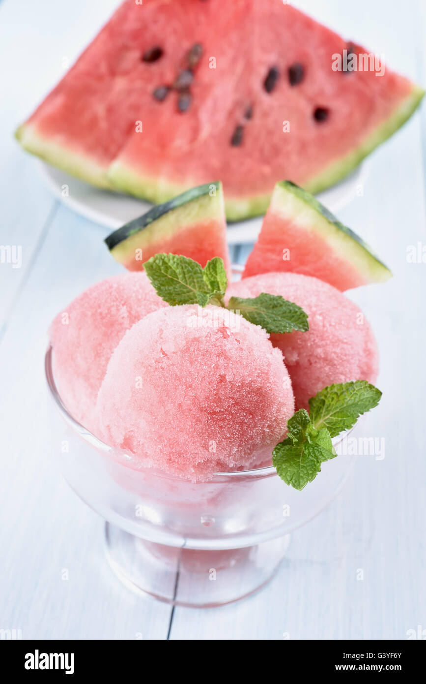 Wassermelone-Sorbet in Glasschale, Sommer-dessert Stockfoto