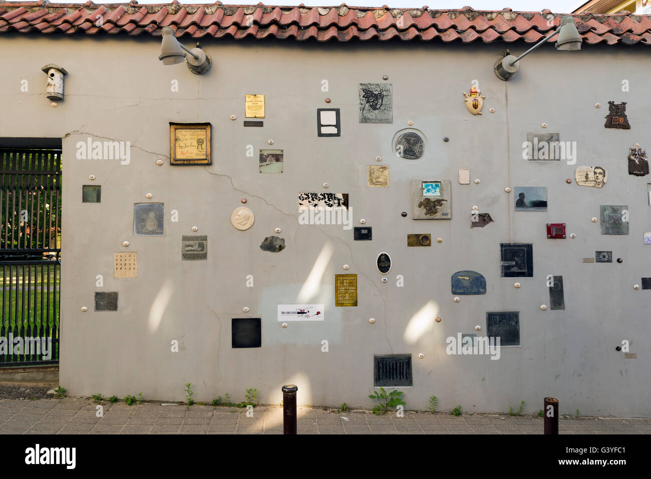 VILNIUS, Litauen - 7. Juni 2016: Der Literatu Straße Wand. Die Wand ist eine Art Denkmal für viele berühmte Schriftsteller und Dichter Stockfoto