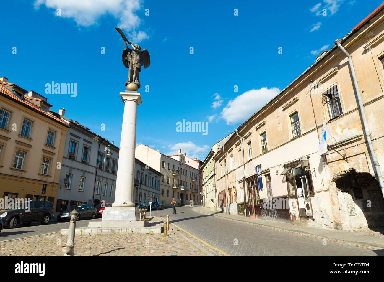 VILNIUS, Litauen - 7. Juni 2016: Blick auf die Angel Square und Uzupis Angel - Symbol für die unabhängige Republik von Uzupis ich Stockfoto