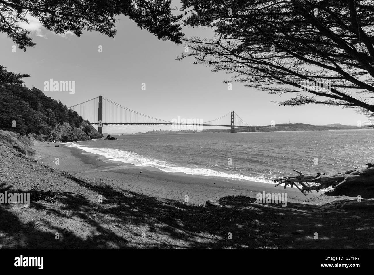 Golden Gate Recreation Area Bridge Blick Marin Headlands Strandbucht in schwarz und weiß. Stockfoto