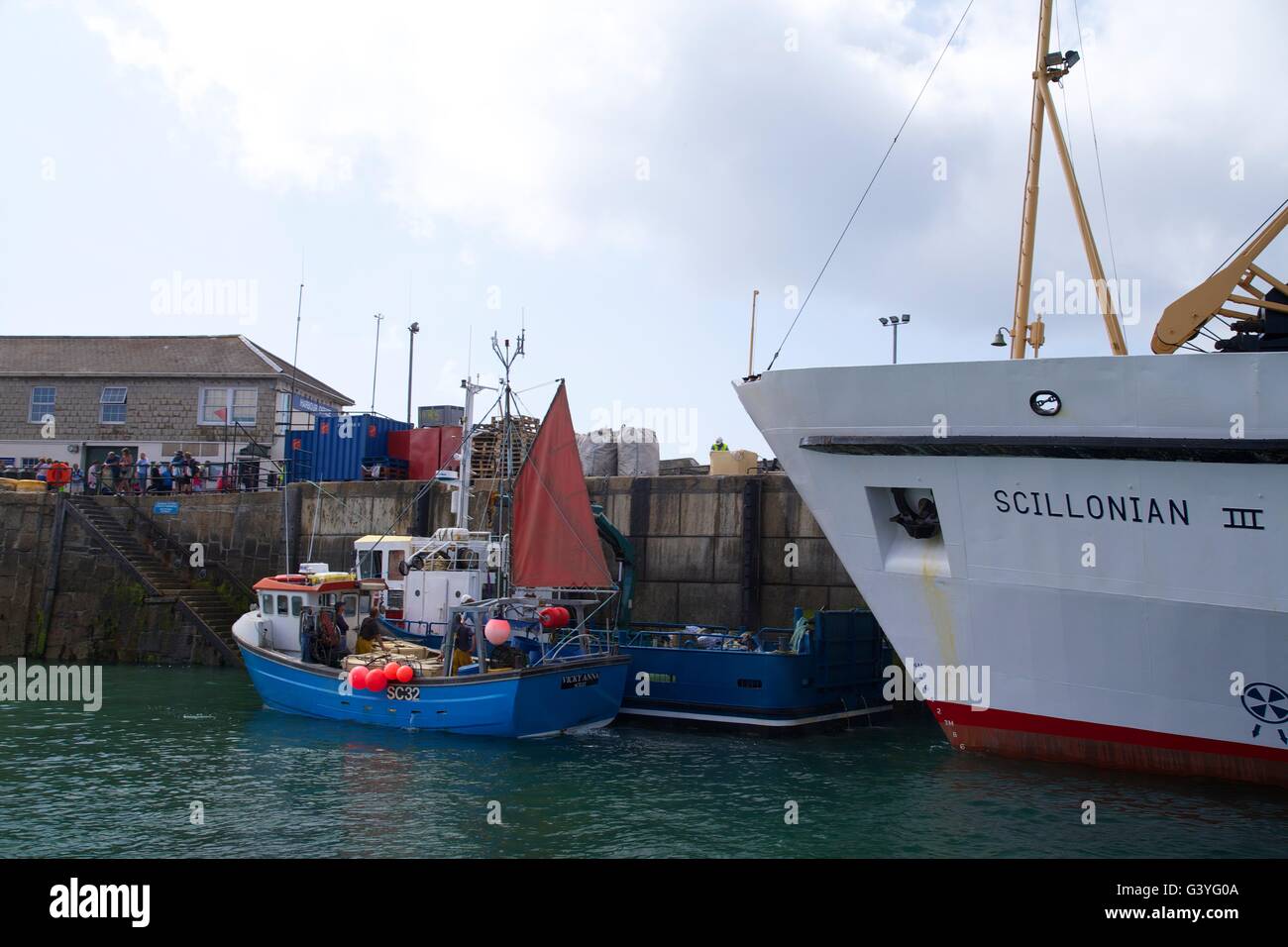 Scillonian III Passagier-Fähre und Angelboote/Fischerboote im Hafen, Str. Marys, Isles of Scilly, Cornwall, England, UK, GB Stockfoto