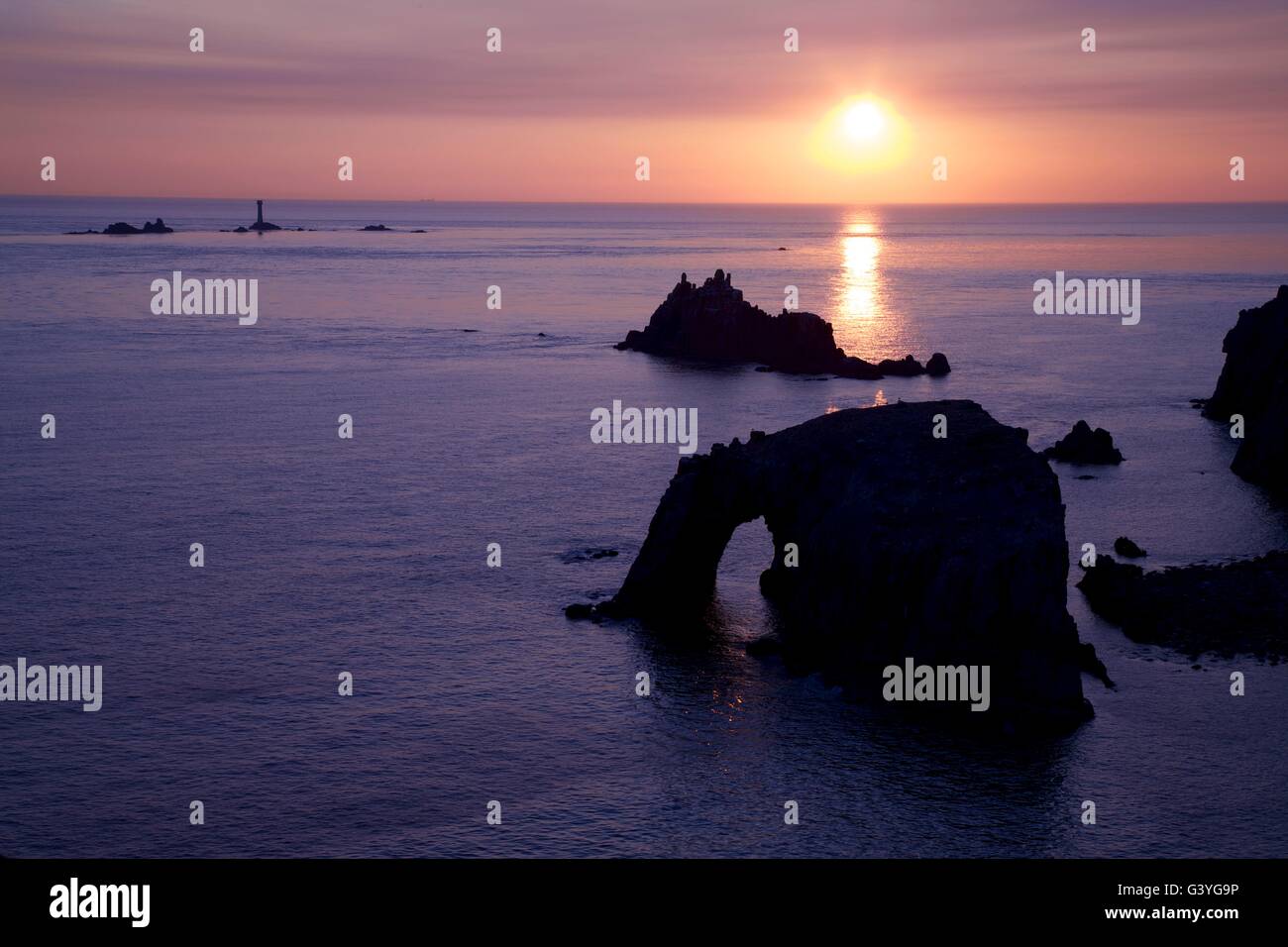 Sonnenuntergang am Leuchtturm Langschiffe, Enys Dodnan und der bewaffneten Ritter, Lands End, England, UK, GB Stockfoto