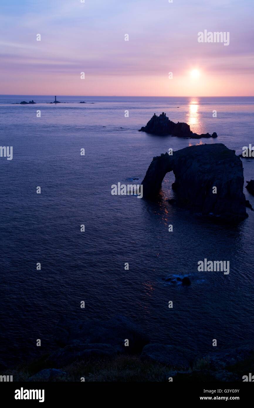 Sonnenuntergang am Leuchtturm Langschiffe, Enys Dodnan und der bewaffneten Ritter, Lands End, England, UK, GB Stockfoto