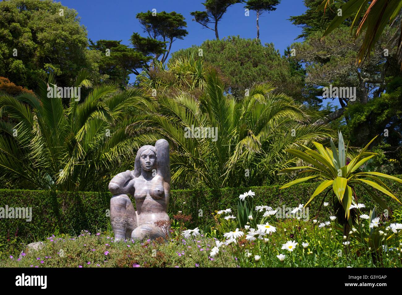 Gaia-Skulptur von David Wynne, Klostergarten, Insel Tresco, Isles of Scilly, Cornwall, UK, GB Stockfoto