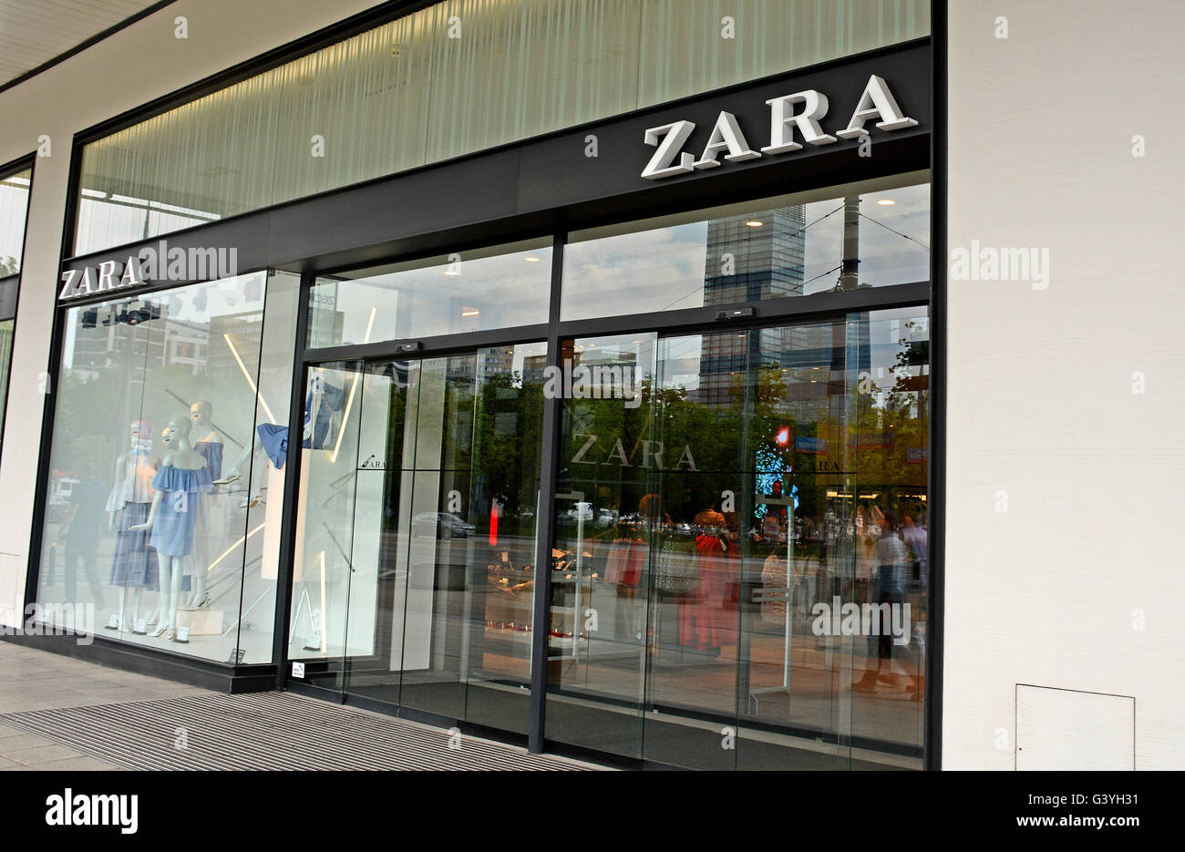 Zara Boutique Warschau Polen Stockfotografie - Alamy