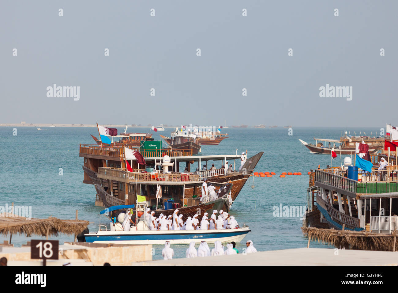 Matrosen verlassen ihre Dhow am Ende des Senyar Wettbewerbs, Katara Cultural Village, Doha. Stockfoto