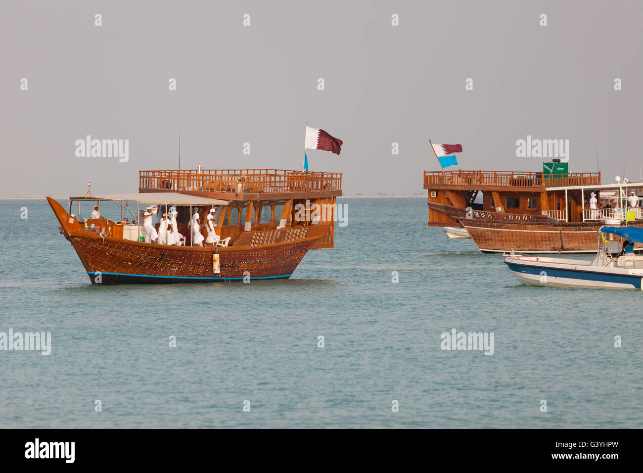 Matrosen, deren Dhow am Ende des Senyar Wettbewerbs, Katara Cultural Village, Doha zu verlassen. Stockfoto