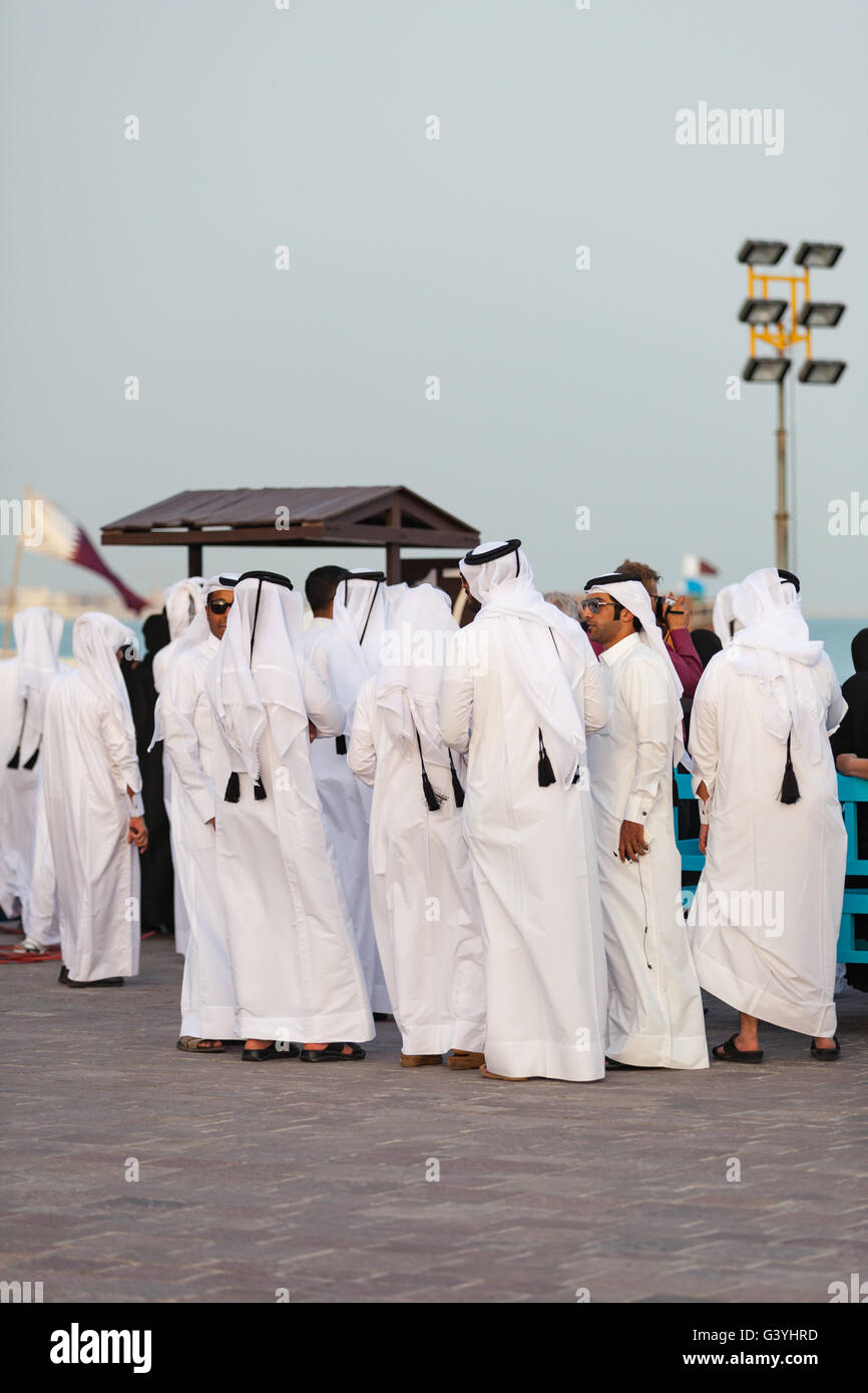 Katarische Männer versammeln sich für das Senyar Festival in Katara Cultural Village, Doha. Stockfoto
