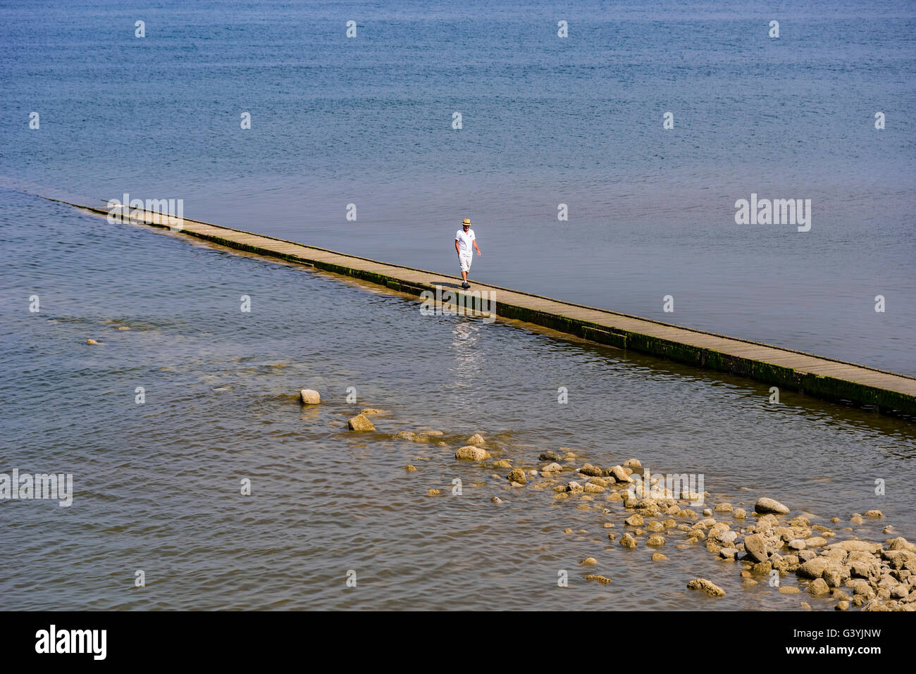 Eine einsame Urlauber auf einem Pier in Llandudno. Clwyd Nordwales. Stockfoto