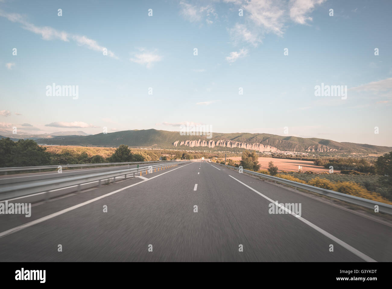 Befestigte zwei Lane Straße Kreuzung Berge und Wald. Panoramablick vom Auto montierten Kamera. Sommer-Abenteuer und Roadtrip in die Stockfoto