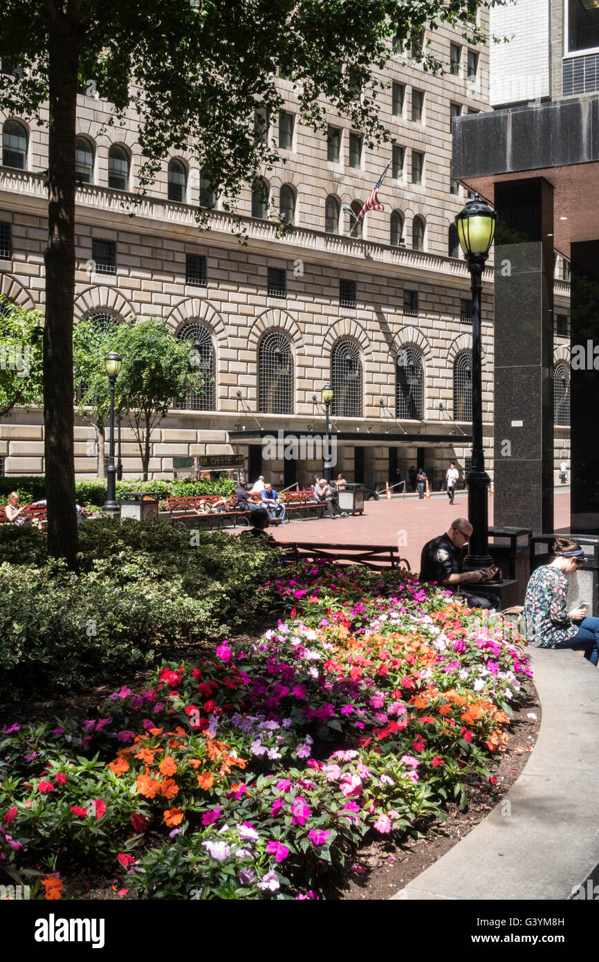 Öffentliche Plaza vor der Federal Reserve Bank, NYC Stockfoto