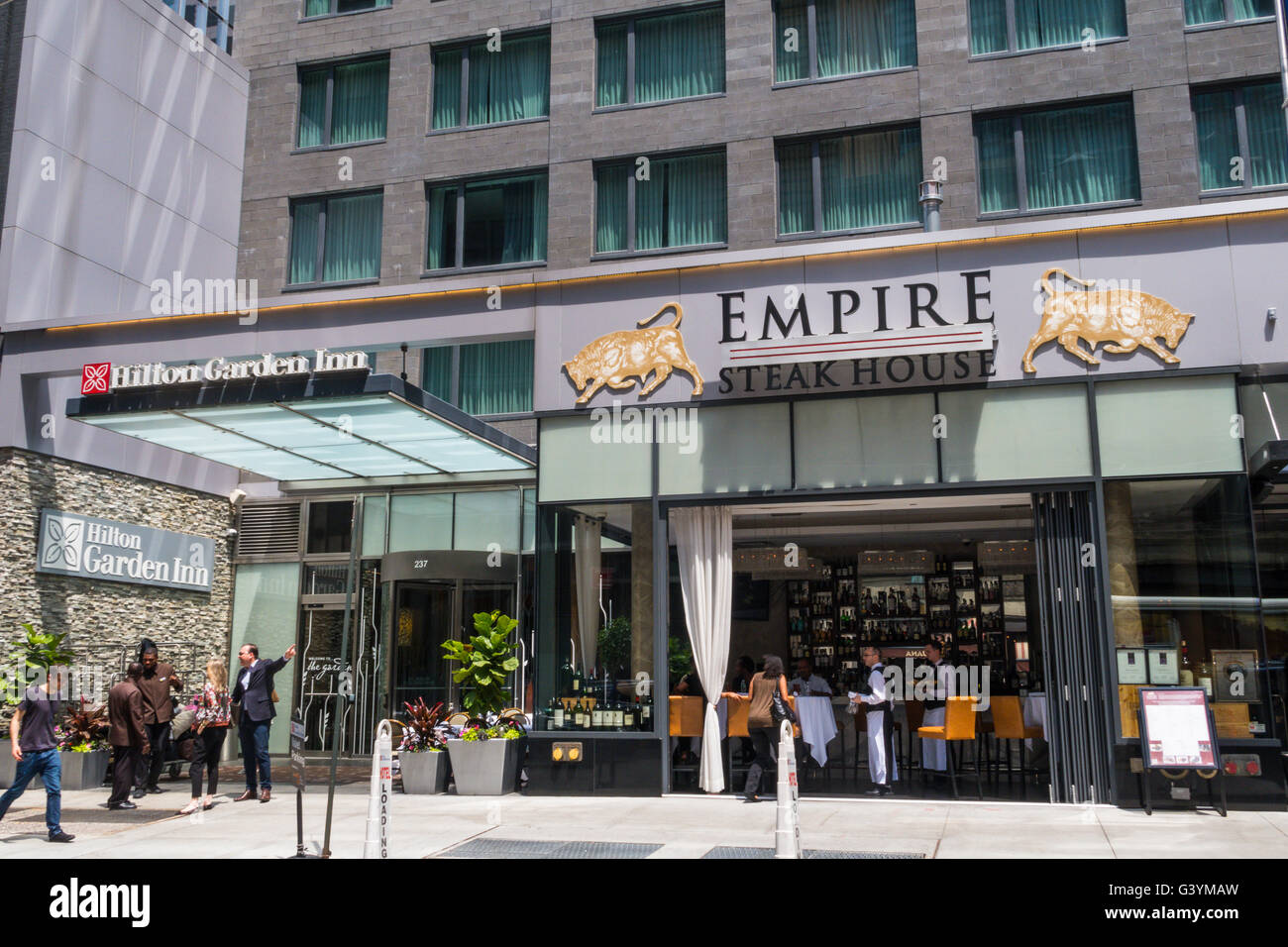 Hilton Garden Inn und Restaurant Empire auf West 54th Street, NYC Stockfoto