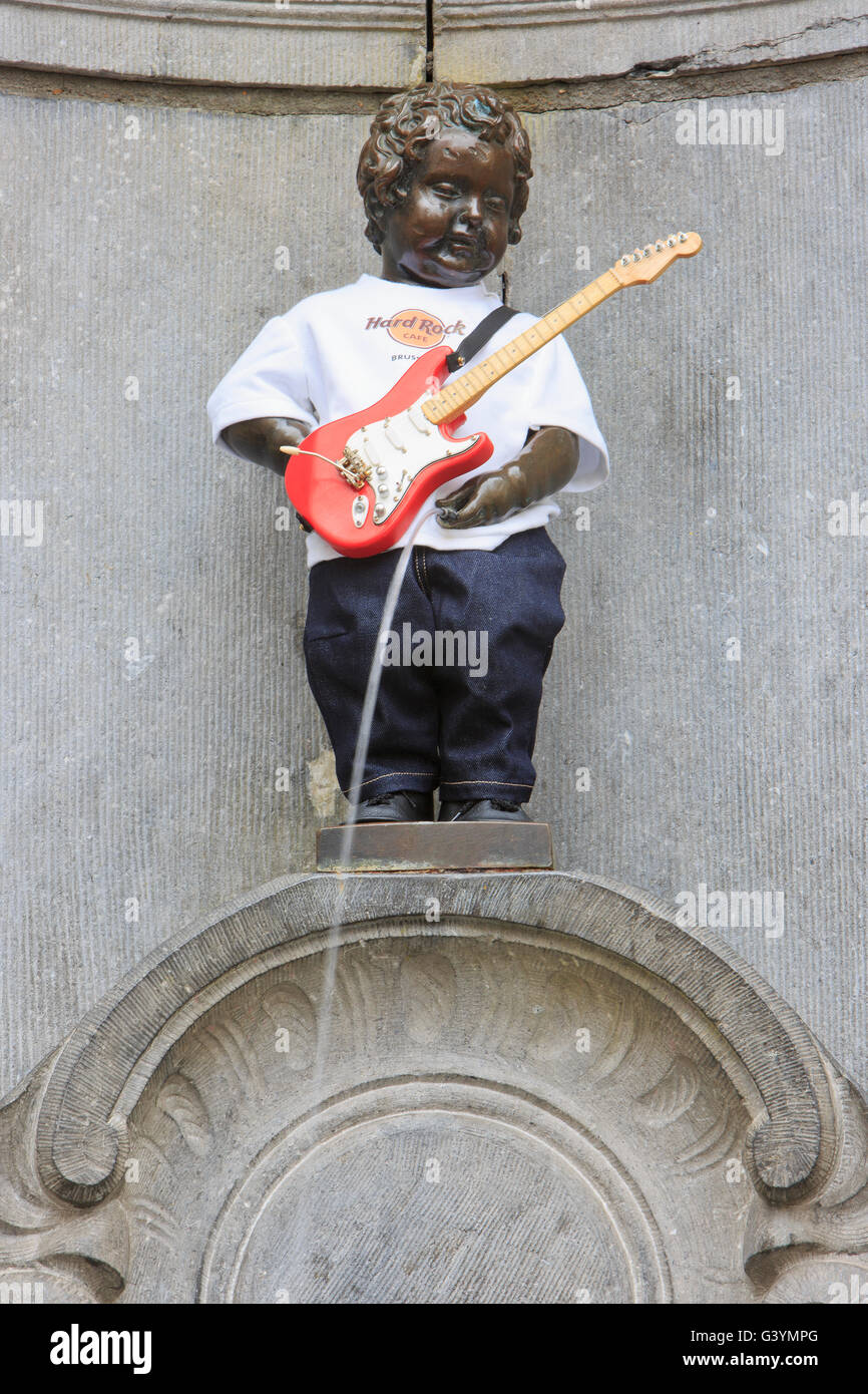 Manneken Pis, gekleidet wie ein Gitarrist mit einem T-shirt des Hard Rock  Café in Brüssel, Belgien Stockfotografie - Alamy