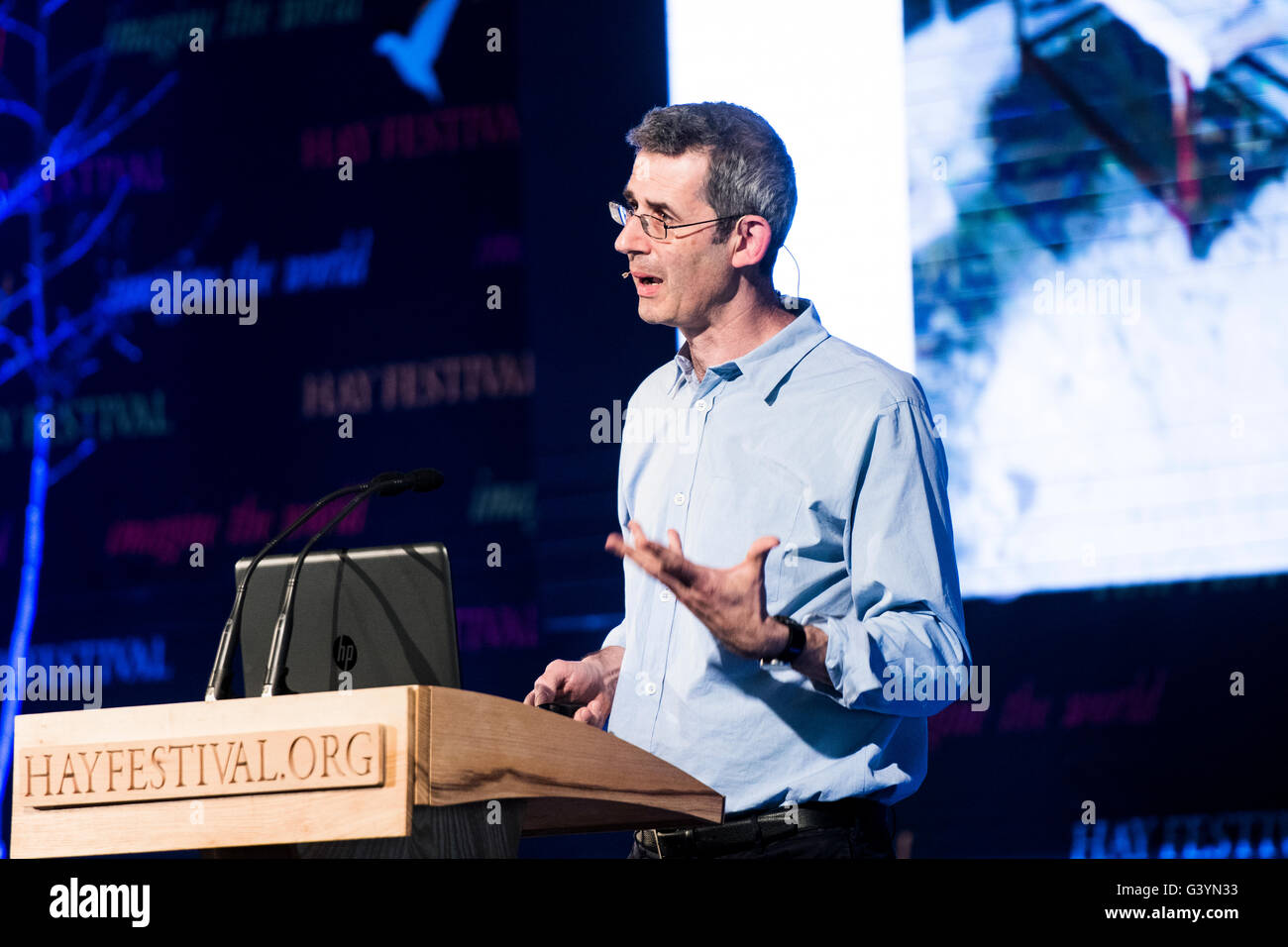 Edmund de Waal, britischer Künstler und Autor von The Hare mit Amber Augen, veröffentlicht im Jahr 2010, und der weiße Weg in 2015, um das Hay-Festival, Samstag, 28. Mai 2016 Stockfoto