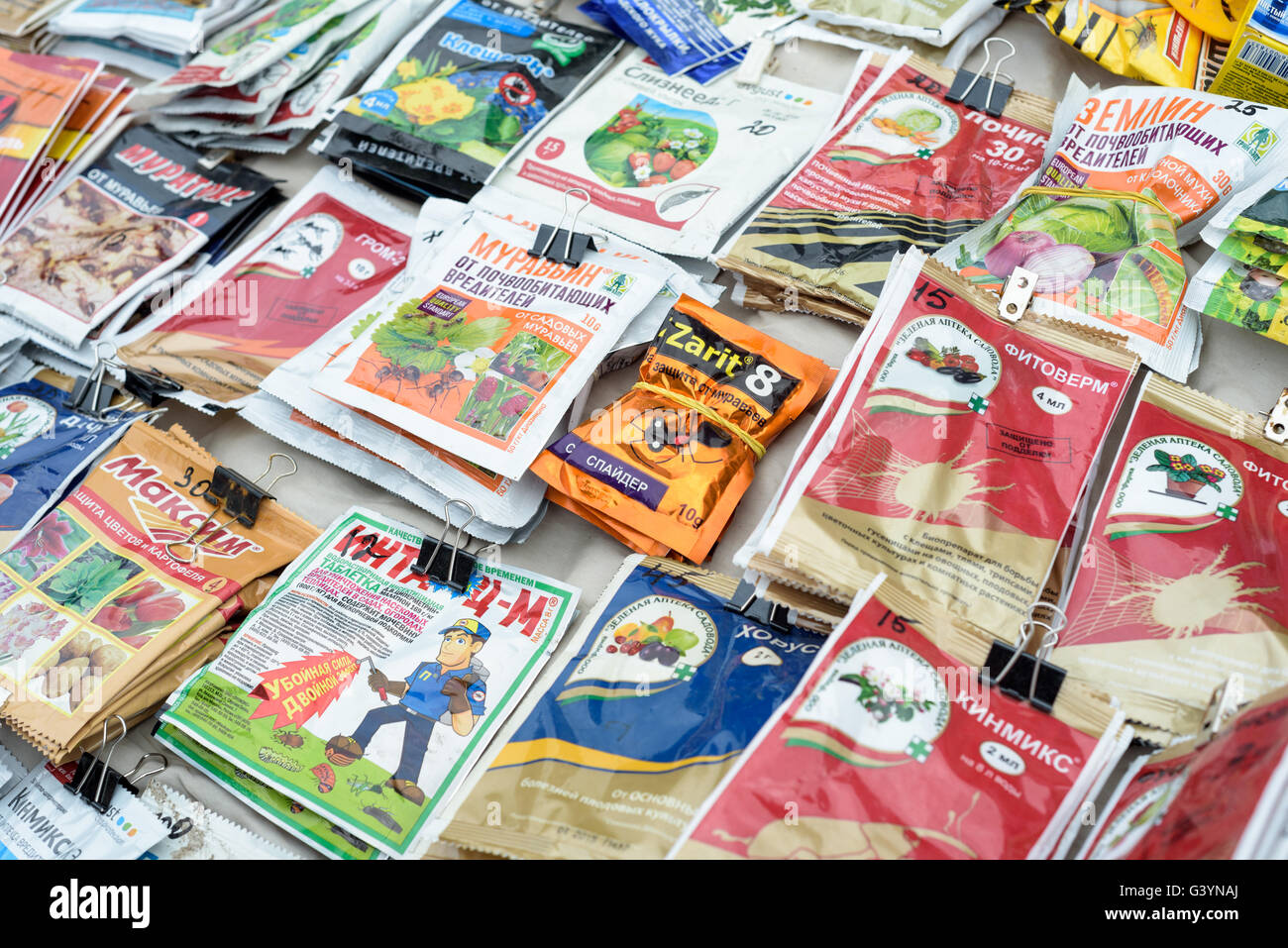 Reihen von russischen Pflanzennährstoffe und Schädlingsbekämpfung zum Verkauf an einen lokalen Marktstand Stockfoto