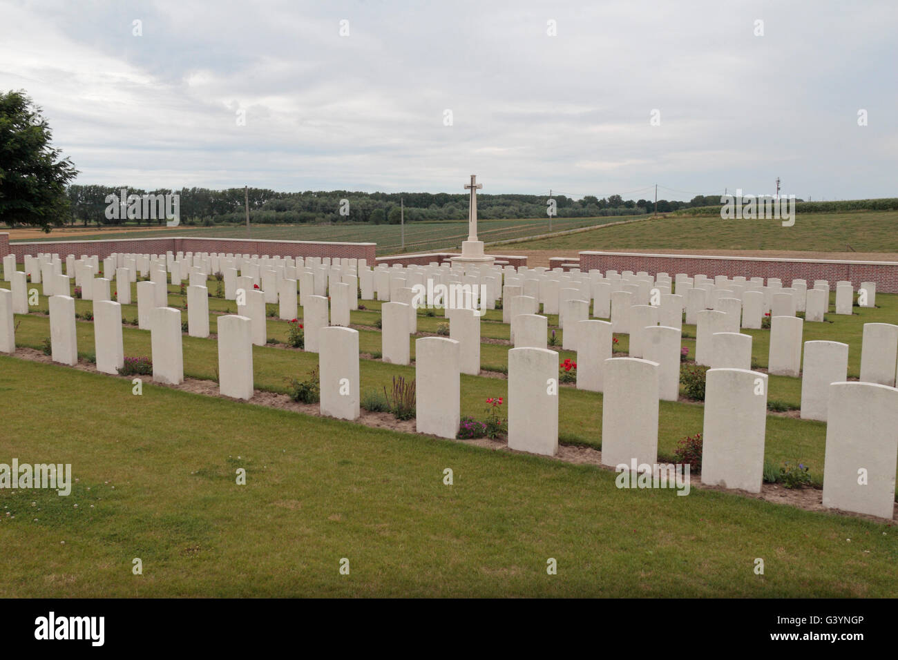 Kreuz des Opfers und Grabsteine in der CWGC Kemmel Nr. 1 Französisch Friedhof, Poperingestraat, West-Flandern, Belgien. Stockfoto