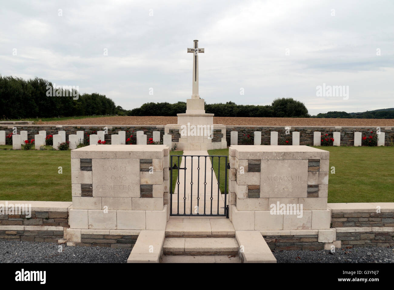 Eingang Tor, Cross of Sacrifice, Grabsteine in der CWGC Locre Nr. 10 Friedhof, Loker, West-Flandern, Belgien. Stockfoto