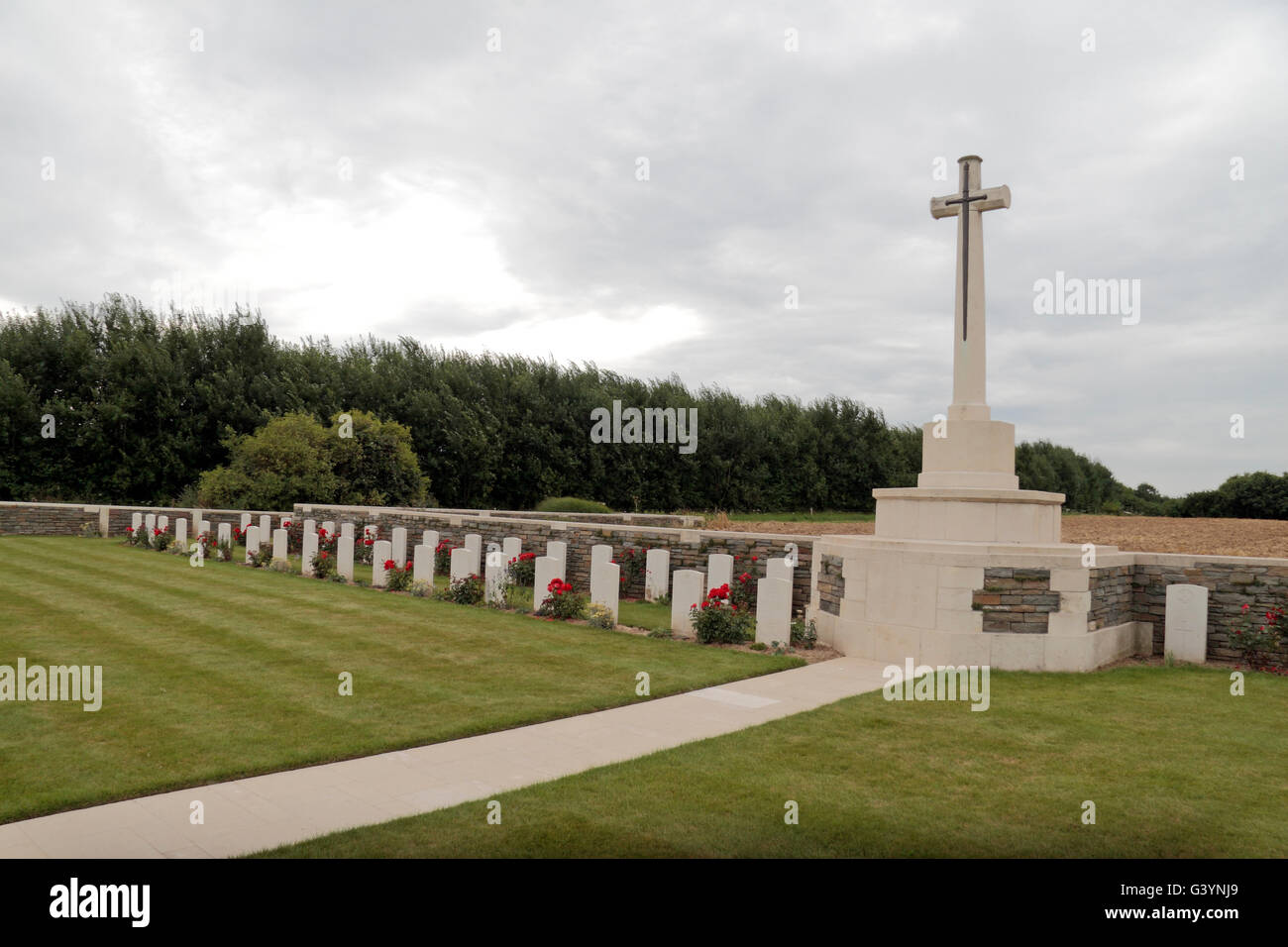 Kreuz des Opfers und Grabsteine in der CWGC Locre Nr. 10 Friedhof, Loker, West-Flandern, Belgien. Stockfoto
