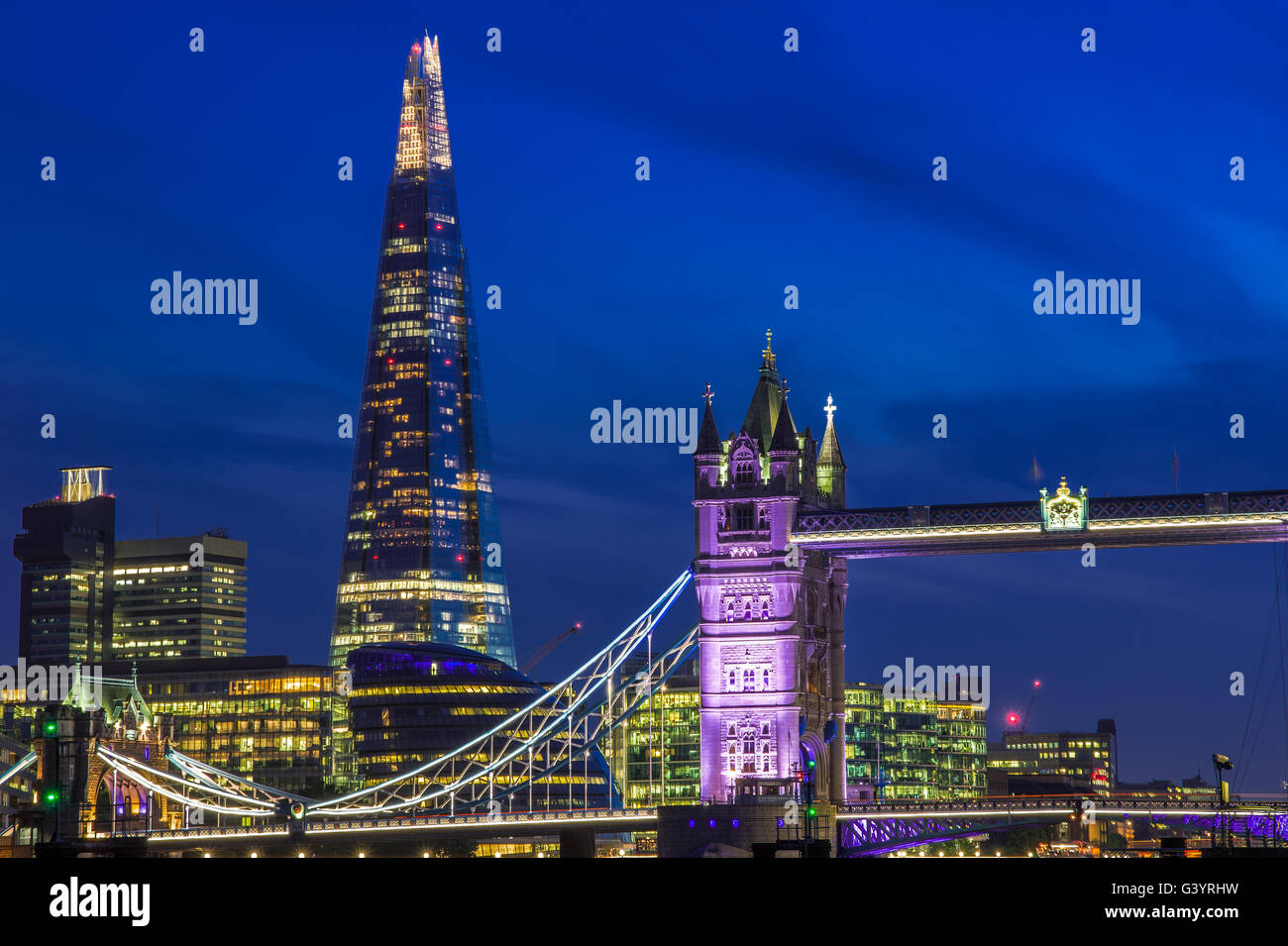 Skyline von London in der Nacht mit Tower Bridge Stockfoto