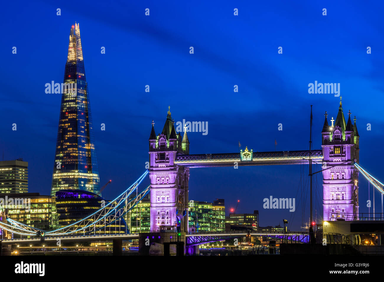 Skyline von London in der Nacht mit Tower Bridge Stockfoto